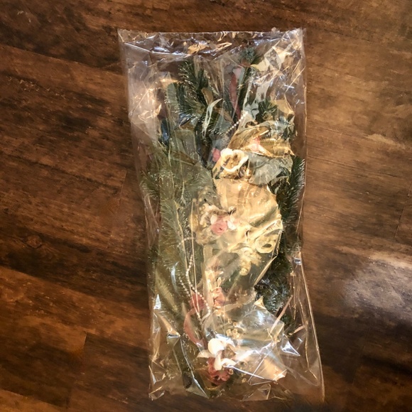 🎄SALE Pine Swag Wall Wreath, pinecones, pearl ribbon ornaments silk floral - Picture 2 of 10